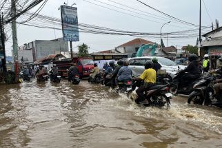 Akibat Luapan Kali, Simpang Mampang Kota Depok Terendam Banjir Setinggi 50 Sentimeter - JPNN.com Jabar