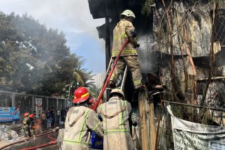 Petugas Selidiki Penyebab Kebakaran di Lapak Rongsokan Depok - JPNN.com Jabar