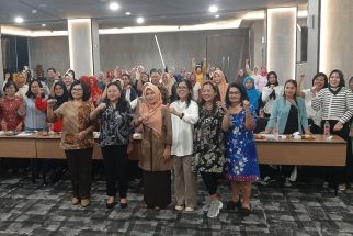 Agatha Retnosari Latih Mak-Mak di Surabaya Membuat Kue Kekinian - JPNN.com Jatim