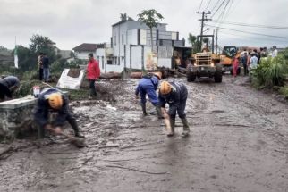 Dusun Beru Kota Batu Banjir, Hujan Deras dan Sumbatan Sampah Jadi Penyebab - JPNN.com Jatim