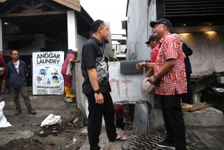 Wali Kota Eri Temukan Banyak Saluran Air Tertutup Rumah Warga di Dukuh Kupang - JPNN.com Jatim
