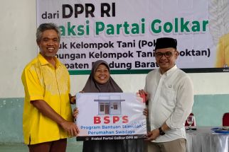 Peduli Rakyat Dapil Bandung Barat, Ace Hasan Salurkan Sejumlah Bantuan - JPNN.com Jabar