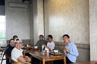 Datang ke Kota Depok, Gibran Sempatkan Diri Mencicipi Bakso Bara Milik Tanboy Kun - JPNN.com Jabar