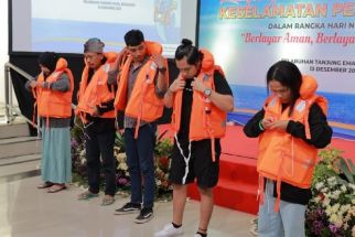 Di Pelabuhan Tanjung Emas, PT DLU Berikan Edukasi Keselamatan kepada Penumpang Kapal Laut  - JPNN.com Jateng