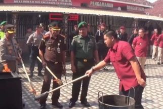Lapas Ngawi Musnahkan Ponsel-Senjata Tajam Rakitan Hasil Sitaan dari Narapidana - JPNN.com Jatim