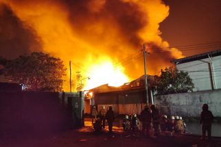 Kebakaran Gudang Tiner di Kalianak Surabaya, 6 Orang Terluka - JPNN.com Jatim