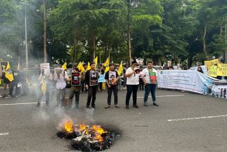 Aksi Solidaritas, Semmi Jatim Tuntut Bebaskan Pelapor Korupsi - JPNN.com Jatim