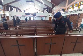 Jaga Keamanan Malam Misa Natal, Unit Jibom Polda Jabar Disebar ke 7 Gereja Besar Kota Bandung - JPNN.com Jabar