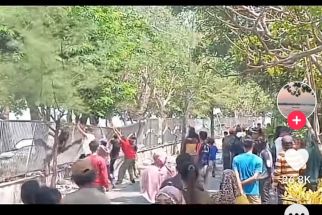 Pedagang Kenjeran Mengamuk Tolak Penertiban, Blokade Jalan hingga Rusak Pagar - JPNN.com Jatim