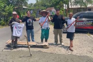Sukarelawan Iwan Bule Penuhi Kebutuhan Peralatan Buruh Bangunan di Pangandaran - JPNN.com Jabar