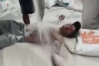 Viral Pria Mandi Beras, Bulog Surabaya Nonaktifkan Pekerja - JPNN.com Jatim