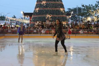 Upaya FISI Jatim Didik Atlet Muda Ice Skating dengan Wahana Enchanted Ice Rink - JPNN.com Jatim