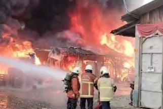 Gudang di Bubutan Surabaya Kebakaran, Konon Gegara Percikan Kembang Api - JPNN.com Jatim