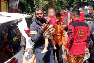 Detik-Detik Petugas PMK Selamatkan Bocah Terkunci di Dalam Mobil - JPNN.com Jatim