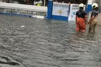 Hujan Deras di Surabaya Akibatkan 8 Titik Genangan dan 7 Pohon Tumbang - JPNN.com Jatim