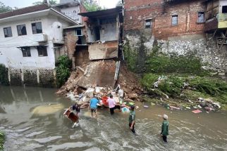 2 Rumah di Malang Ambrol ke Sungai Akibat Plengsengan Longsor - JPNN.com Jatim