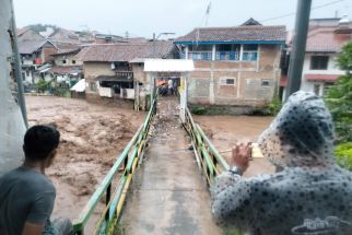 Satu Keluarga Terjebak di Rumah Saat Banjir Menerjang Gang Apandi Braga Bandung - JPNN.com Jabar