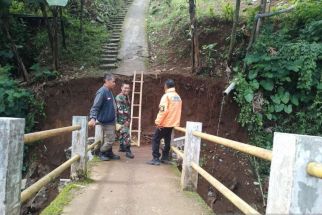 Jembatan Penghubung di Desa Cikahuripan Sukabumi Terputus Akibat Diterjang Longsor - JPNN.com Jabar