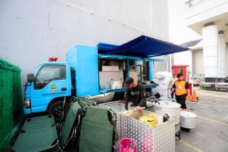 Dapur Umum Siapkan 300 Porsi Nasi Bungkus untuk Pengungsi Banjir Braga - JPNN.com Jabar