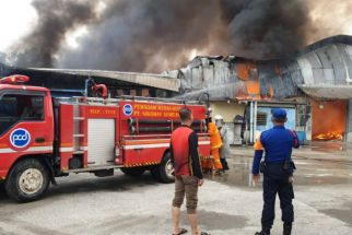 Kebakaran Menghanguskan Pabrik Produksi Batu Apung di Serang - JPNN.com Banten