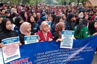 Ribuan Mahasiswa Serbu Kantor TKD Jatim Tuntut Prabowo Bawa Indonesia Lebih Baik - JPNN.com Jatim
