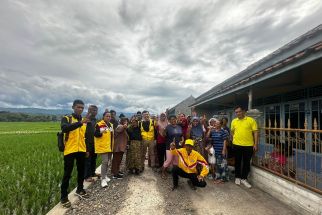 Sukarelawan Teh Metty Gotong Royong Perbaikan Jalan Desa di Cianjur - JPNN.com Jabar