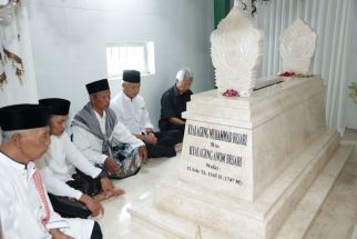 Momen Ganjar Ziarahi Makam Kiai Ageng Muhammad Besari di Ponorogo - JPNN.com Jatim