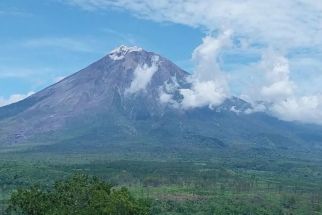 Gunung Semeru Alami 19 Kali Gempa Letusan dalam Beberapa Jam - JPNN.com Jatim