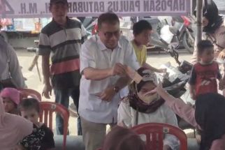 Video Caleg Gerindra Bagi-bagi Uang Rp5 Ribu di Depok Viral di Media Sosial - JPNN.com Jabar