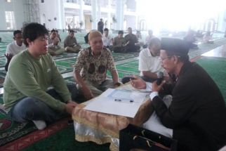 Ah Jong Hyun, Pria Asal Korsel Ikrar Masuk Islam di Masjid Al-Akbar Surabaya - JPNN.com Jatim