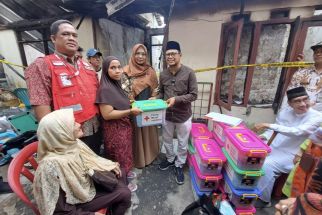 PMI Depok Salurkan Bantuan untuk Warga Korban Kebakaran - JPNN.com Jabar