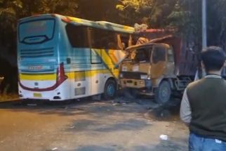 Adu Banteng Bus Vs Truk di Gresik, 5 Orang Tewas - JPNN.com Jatim