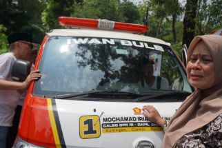 Tangis Haru Warga Cibingbin Saat Terima Bantuan Mobil Ambulans Dari Iwan Bule - JPNN.com Jabar