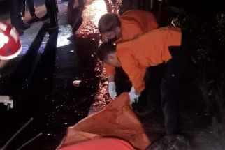 Polisi: Mayat Membusuk di Selokan Pergudangan Tambak Osowilangun Diduga ODGJ - JPNN.com Jatim