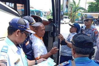 Razia Kelayakan Bus Pariwisata di Bangkalan, Sopir dan Kondektur Diperiksa - JPNN.com Jatim
