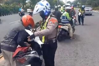 Polisi Tilang Ratusan Pengendara Motor Melintas di Jembatan Mayangkara - JPNN.com Jatim