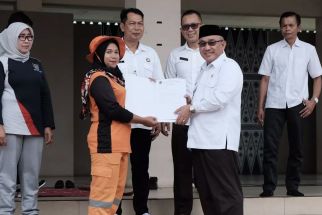 Mohammad Idris Serahkan Surat Kontrak ke PKTT DLHK Depok - JPNN.com Jabar