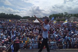 Ribuan Orang Tumplek Blek di Lapangan Kaliwates, Serukan Dukungan Kepada 02 - JPNN.com Jatim