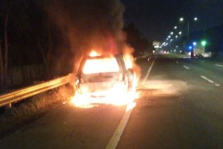 Mobil Land Cruiser Terbakar di Tol Gunungsari, Pemilik Syok - JPNN.com Jatim
