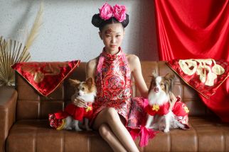 Melihat Model Baju Cheongsam Buatan Adi Sufrianto Menyambut Imlek 2024 - JPNN.com Jatim