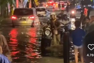 Surabaya Diguyur Hujan 6 Jam,  Akibatkan 14 Titik Banjir dan 17 Pohon Tumbang - JPNN.com Jatim