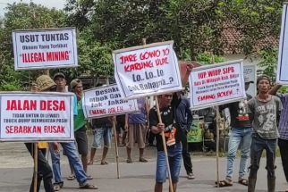 Truk Pengangkut Pasir di Kediri Bikin Jalan Rusak, Ratusan Warga Protes - JPNN.com Jatim
