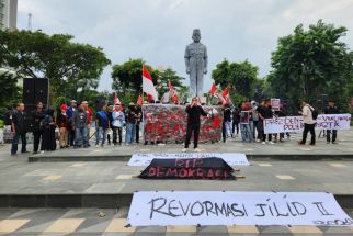 Mahasiswa di Surabaya Suarakan Carut-Marutnya Demokrasi di Genggaman Presiden - JPNN.com Jatim