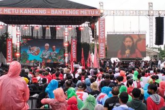 Kampanye Akbar Ganjar di Solo, Putri Widji Thukul Bacakan Puisi 'Peringatan', Ungkit Janji Jokowi - JPNN.com Jateng