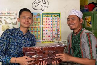 Sukarelawan Ganjar-Mahfud Bagikan Peralatan Mengaji ke 70 Masjid di Bandung - JPNN.com Jabar