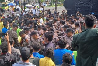 Massa di Semarang Lempari Polisi dengan Celana Dalam, Simbol Jokowi Tak Punya Malu - JPNN.com Jateng