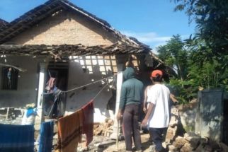 Tabung Gas Helium Meledak, 2 Rumah di Ponorogo Rusak, 1 Orang Terluka Parah - JPNN.com Jatim