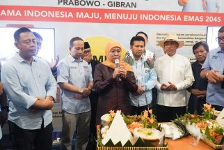 Khofifah Potong Tumpeng Sambut 'Kemenangan' Prabowo-Gibran - JPNN.com Jatim