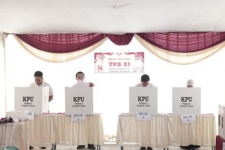 Khofifah Nyoblos di TPS 31 Surabaya Didampingi 3 Jagoannya - JPNN.com Jatim