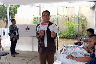 Diguyur Hujan, Ridwan Kamil Antusias Nyoblos di TPS 45 Rancabentang - JPNN.com Jabar